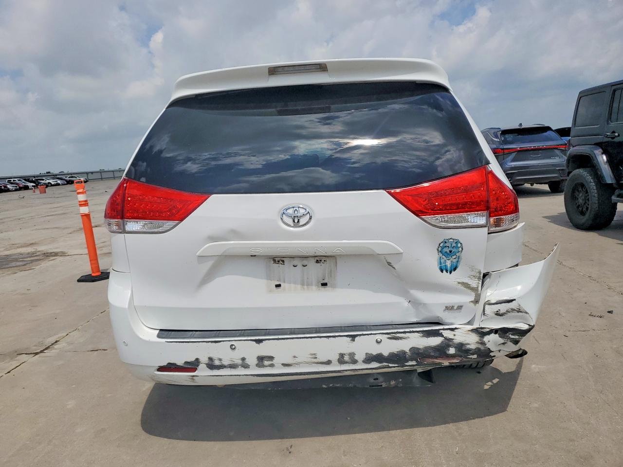 2013 TOYOTA SIENNA XLE 8-PASSENGER photo 16