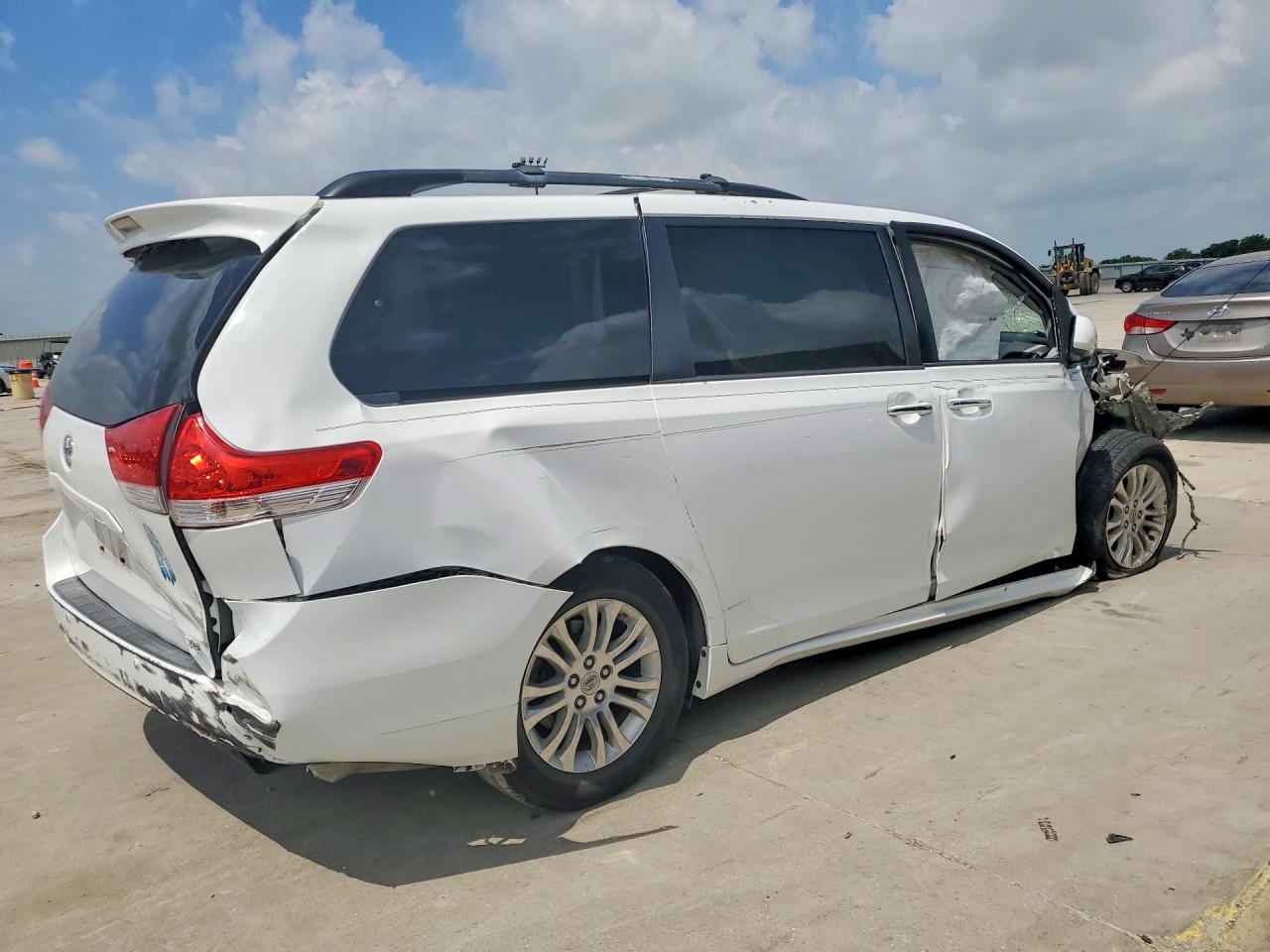 2013 TOYOTA SIENNA XLE 8-PASSENGER photo 7