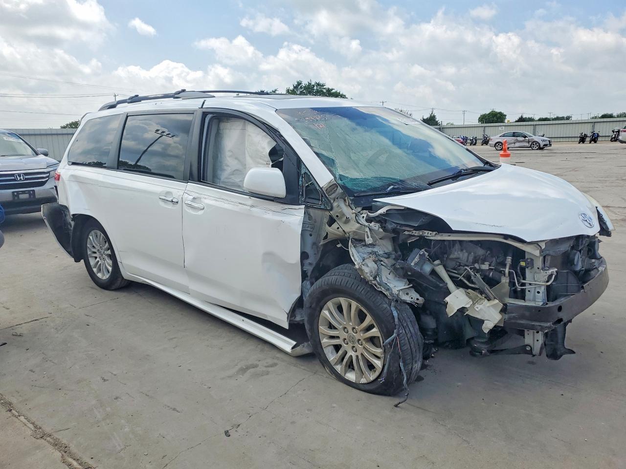 2013 TOYOTA SIENNA XLE 8-PASSENGER photo 10