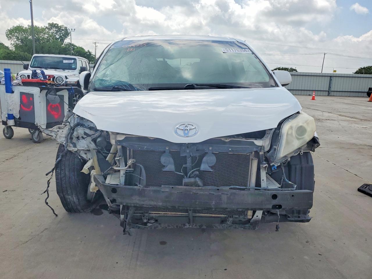 2013 TOYOTA SIENNA XLE 8-PASSENGER photo 13