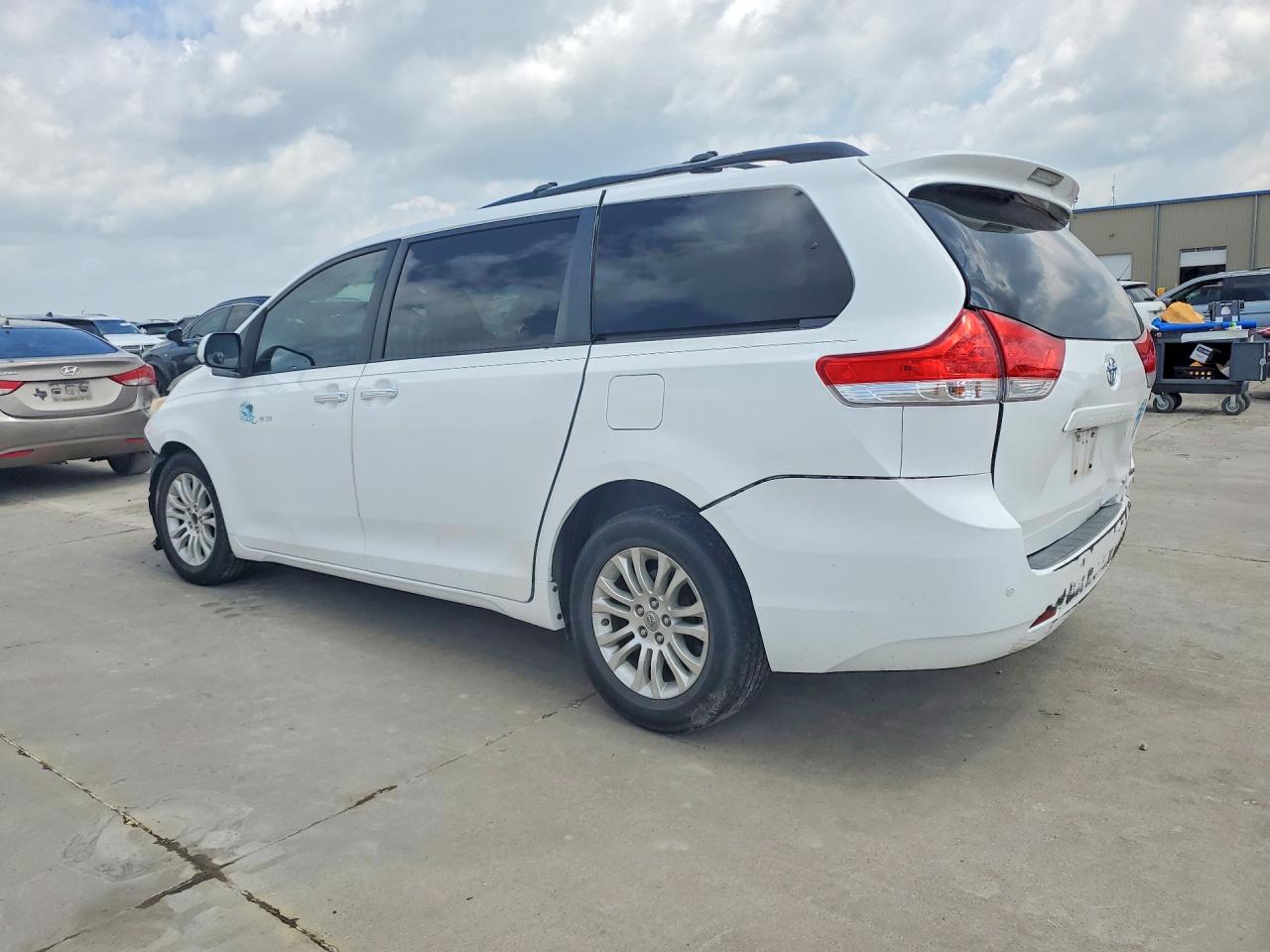 2013 TOYOTA SIENNA XLE 8-PASSENGER photo 4