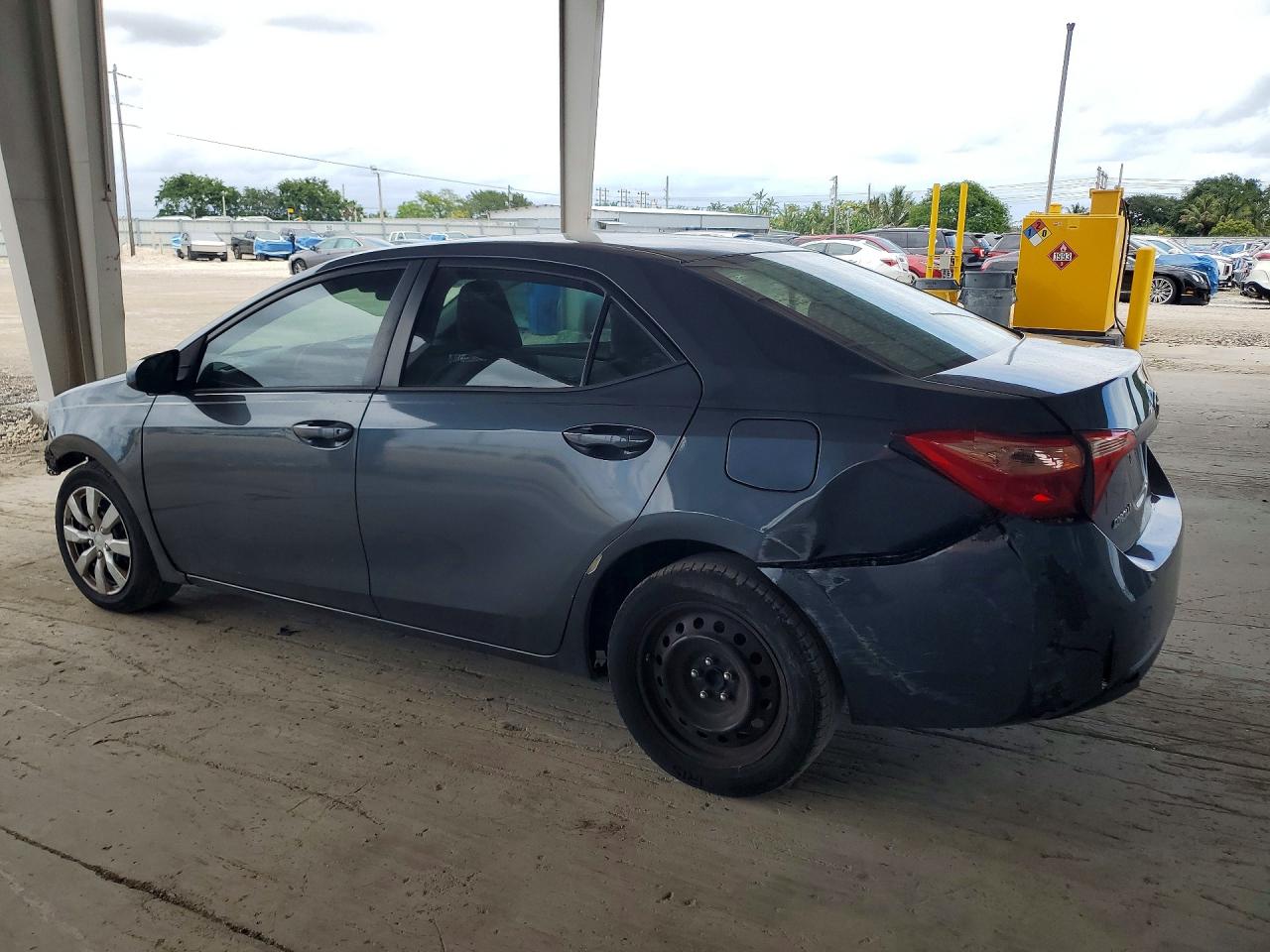 2017 TOYOTA COROLLA LE photo 3