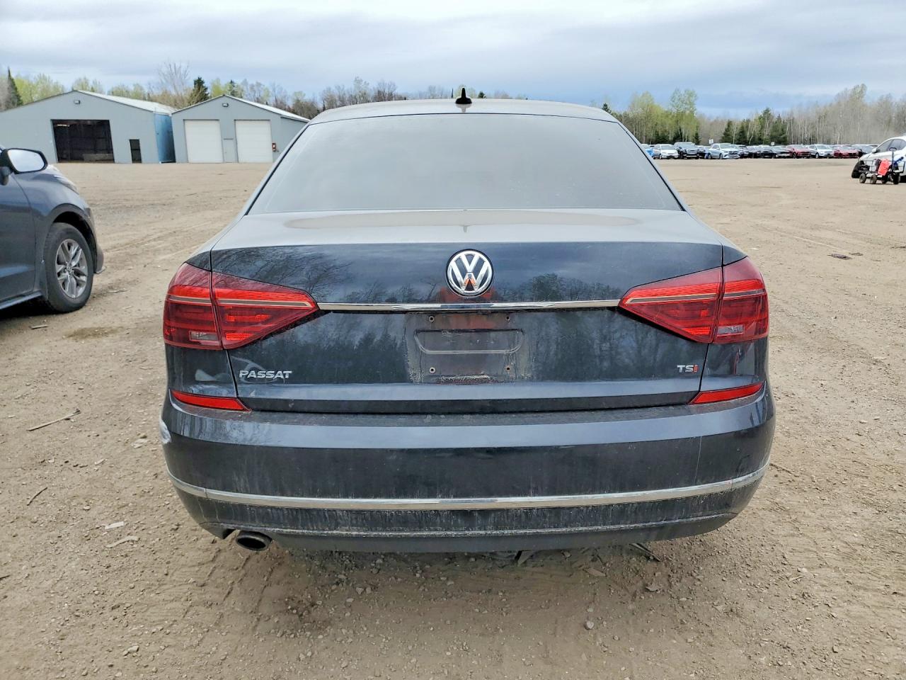2017 VOLKSWAGEN PASSAT SEL PREMIUM photo 16