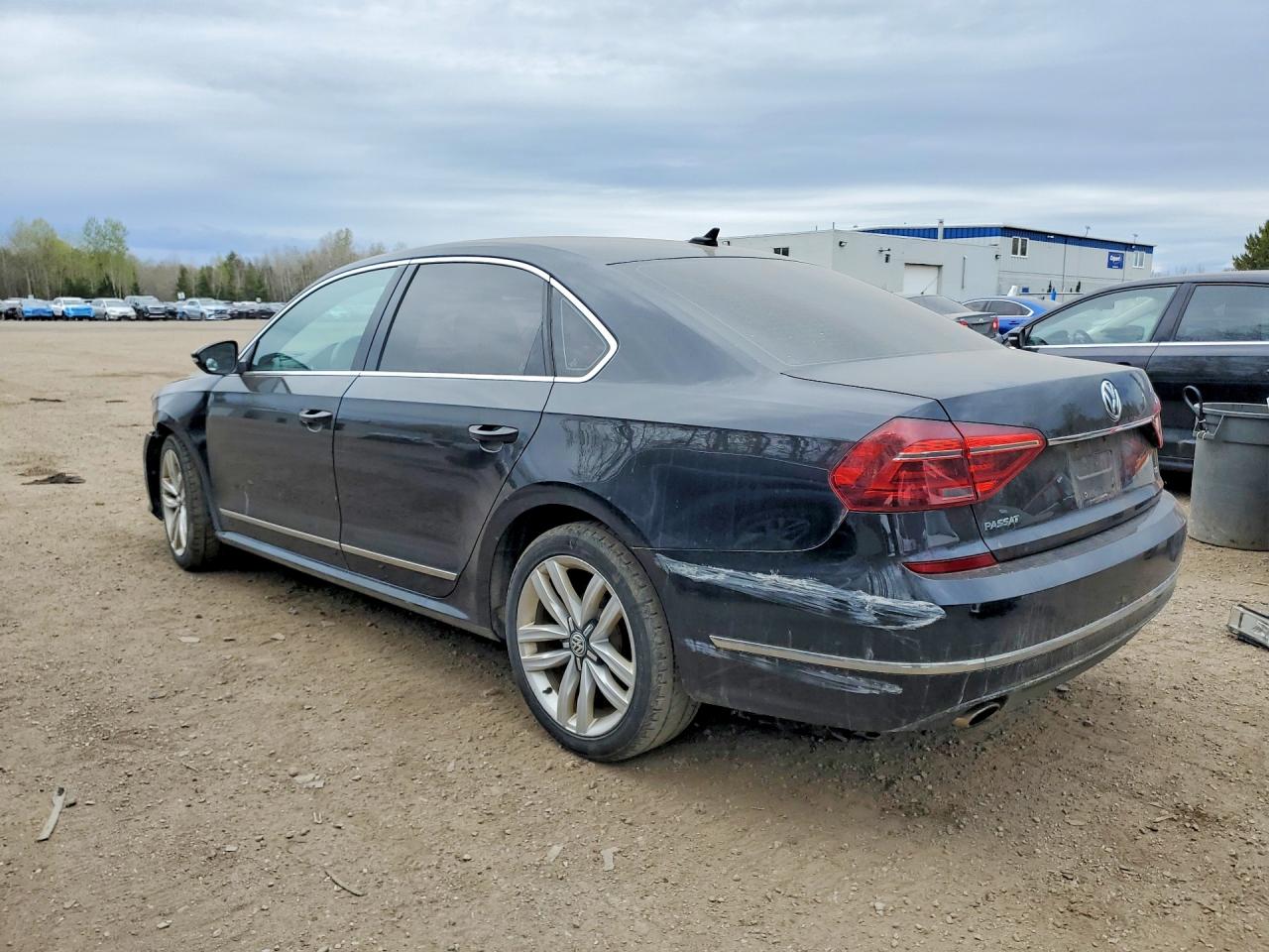 2017 VOLKSWAGEN PASSAT SEL PREMIUM photo 4