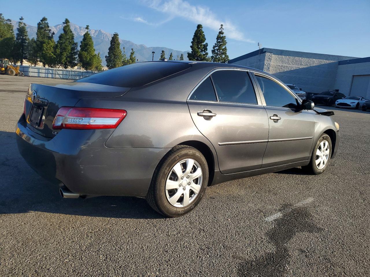 2010 TOYOTA CAMRY LE photo 3