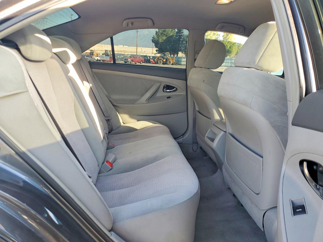 2010 TOYOTA CAMRY LE photo 10