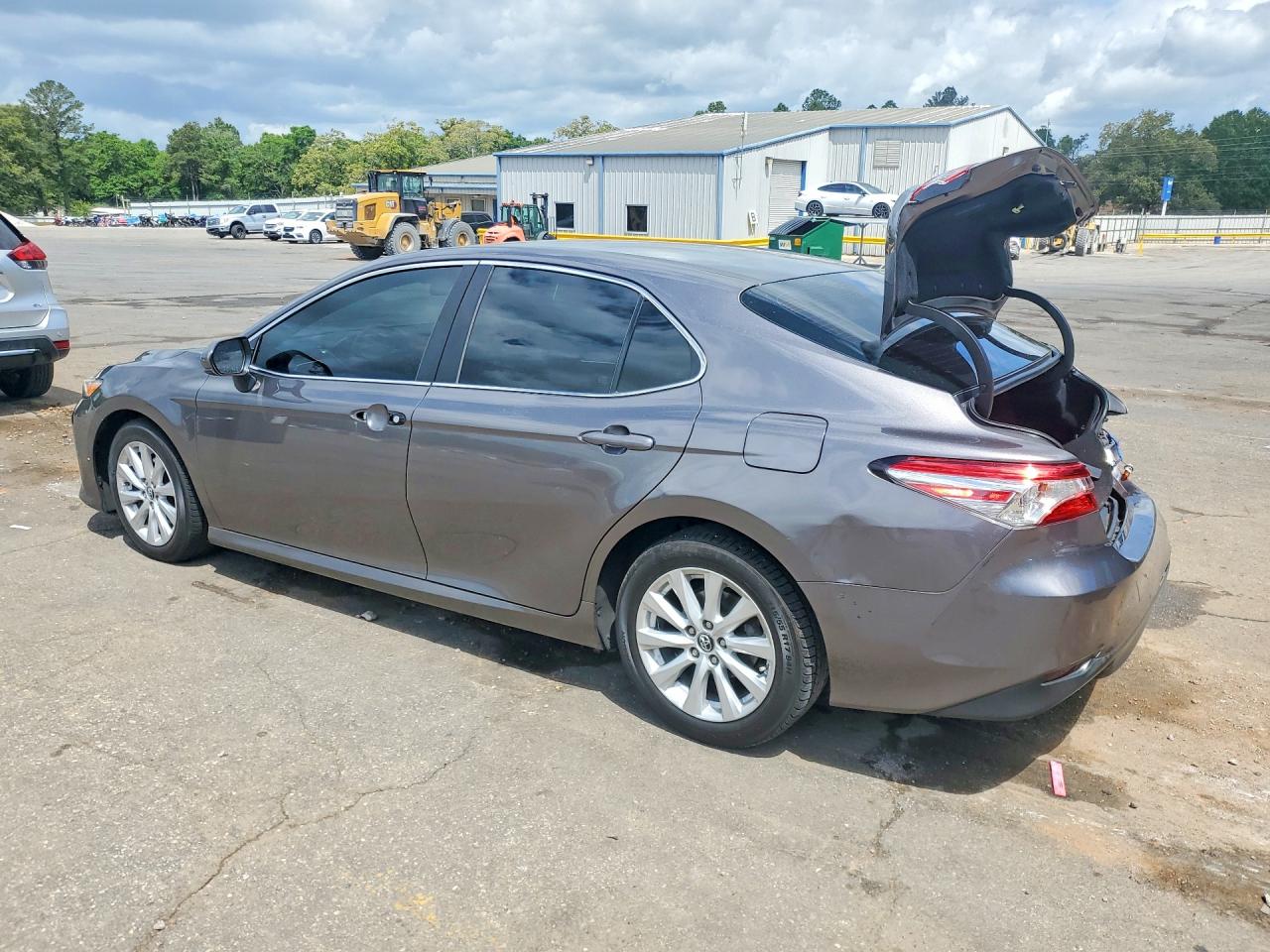 2018 TOYOTA CAMRY LE photo 3