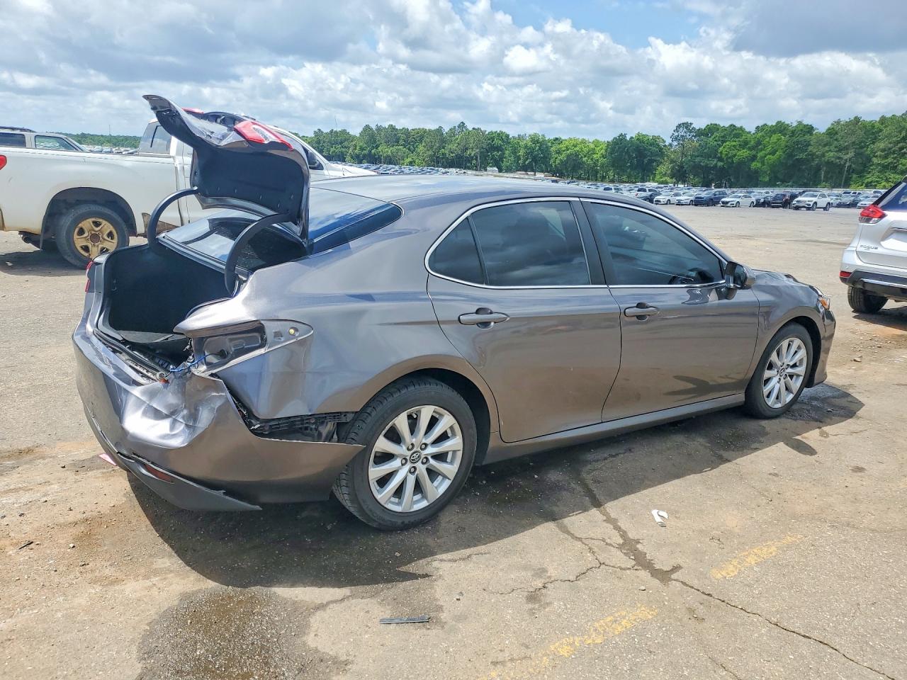 2018 TOYOTA CAMRY LE photo 5