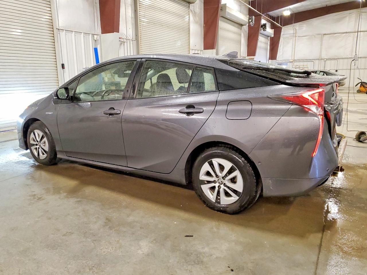 2017 TOYOTA PRIUS THREE photo 4