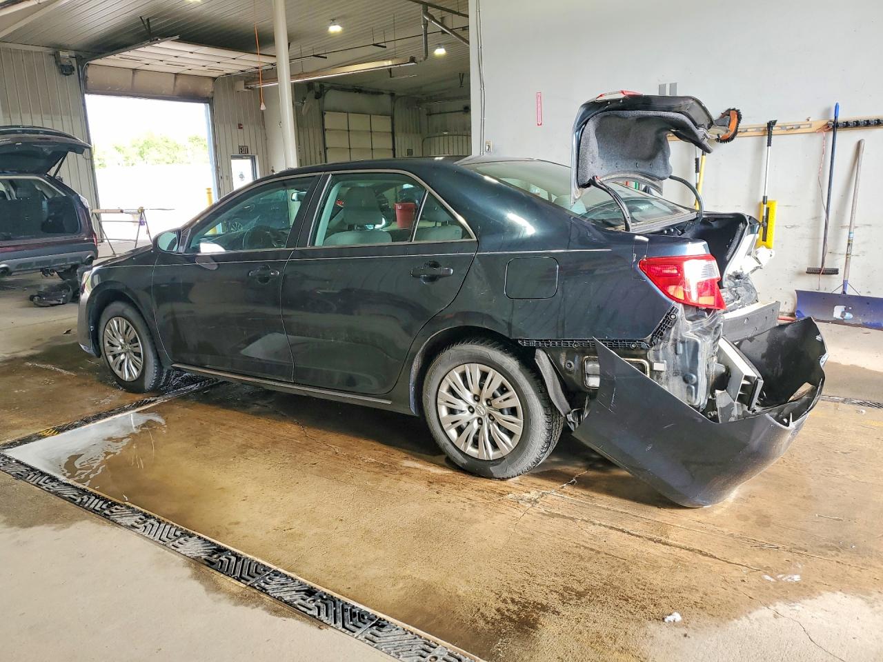 2014 TOYOTA CAMRY LE photo 3