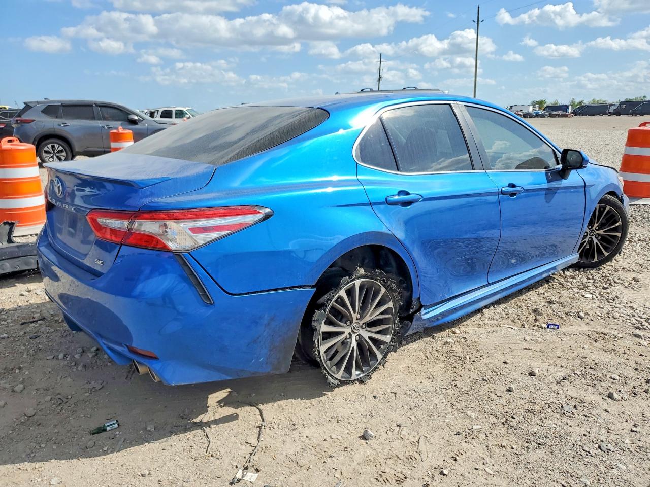 2018 TOYOTA CAMRY SE photo 3