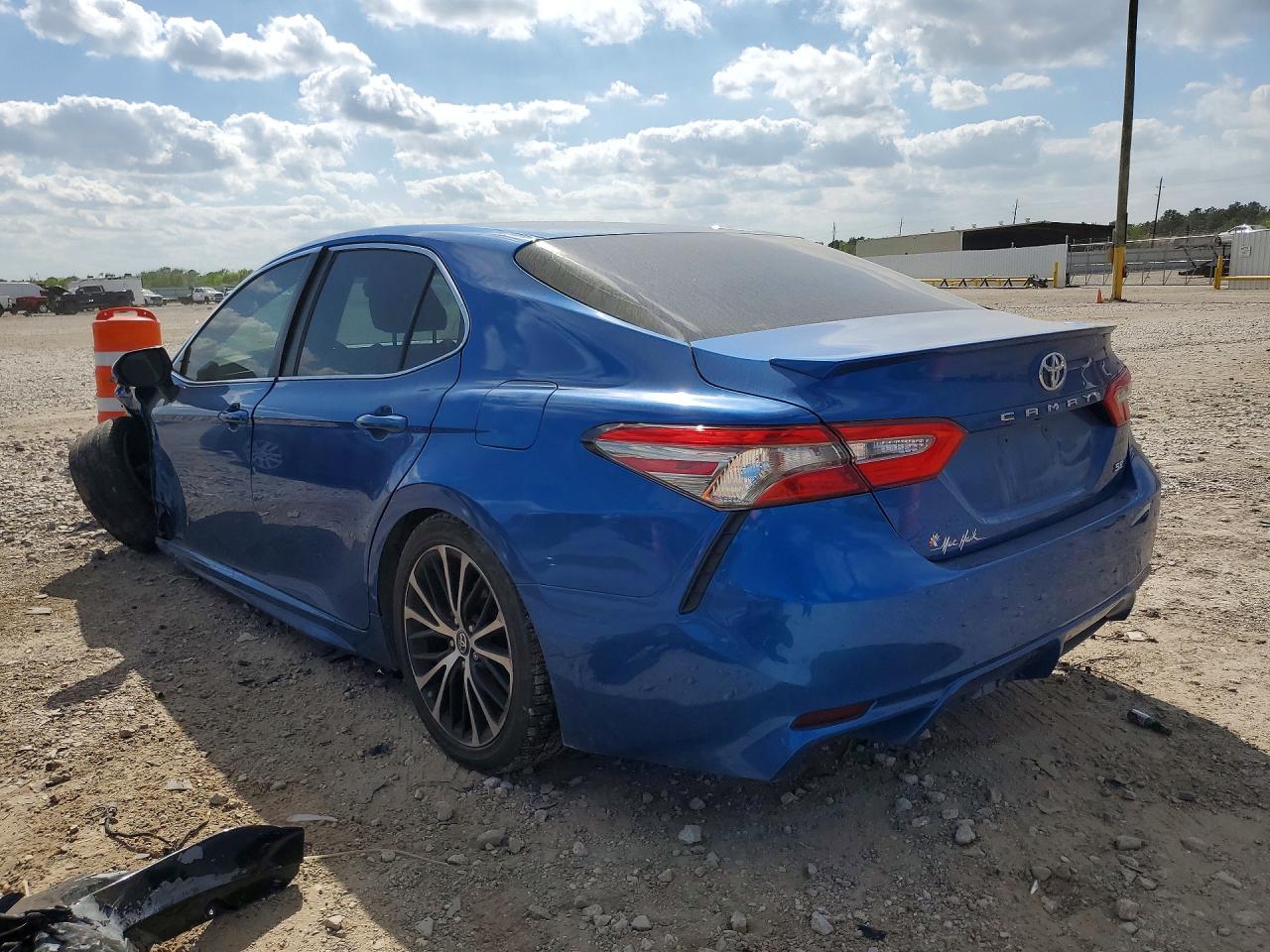 2018 TOYOTA CAMRY SE photo 2