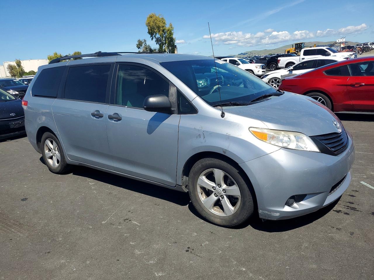 2014 TOYOTA SIENNA L 7-PASSENGER photo 7