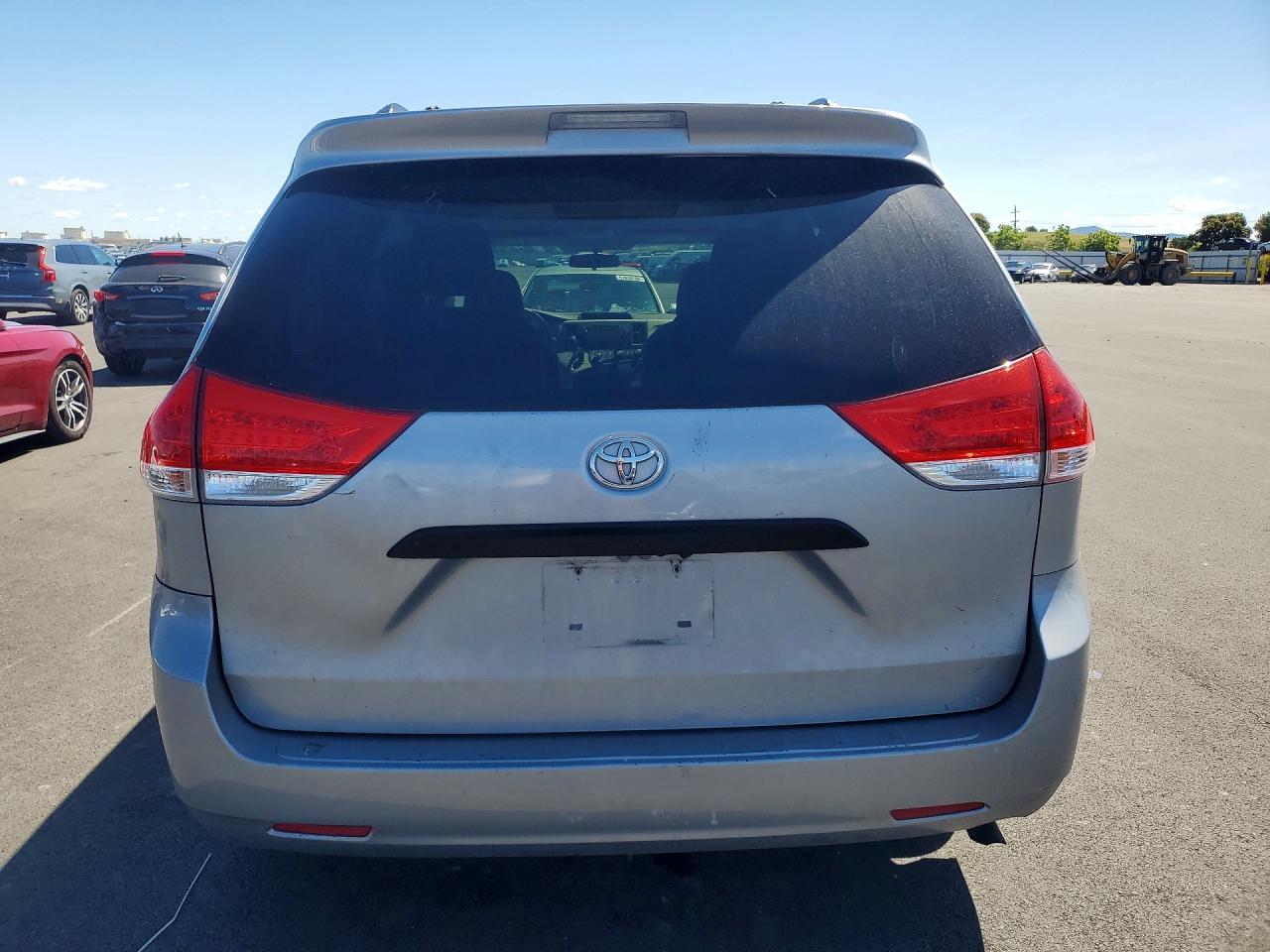 2014 TOYOTA SIENNA L 7-PASSENGER photo 11