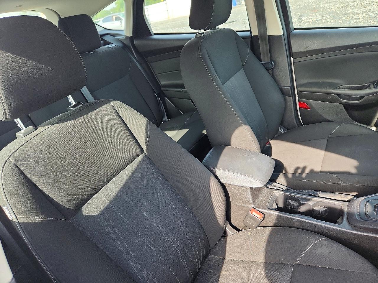 2015 FORD FOCUS SE photo 19