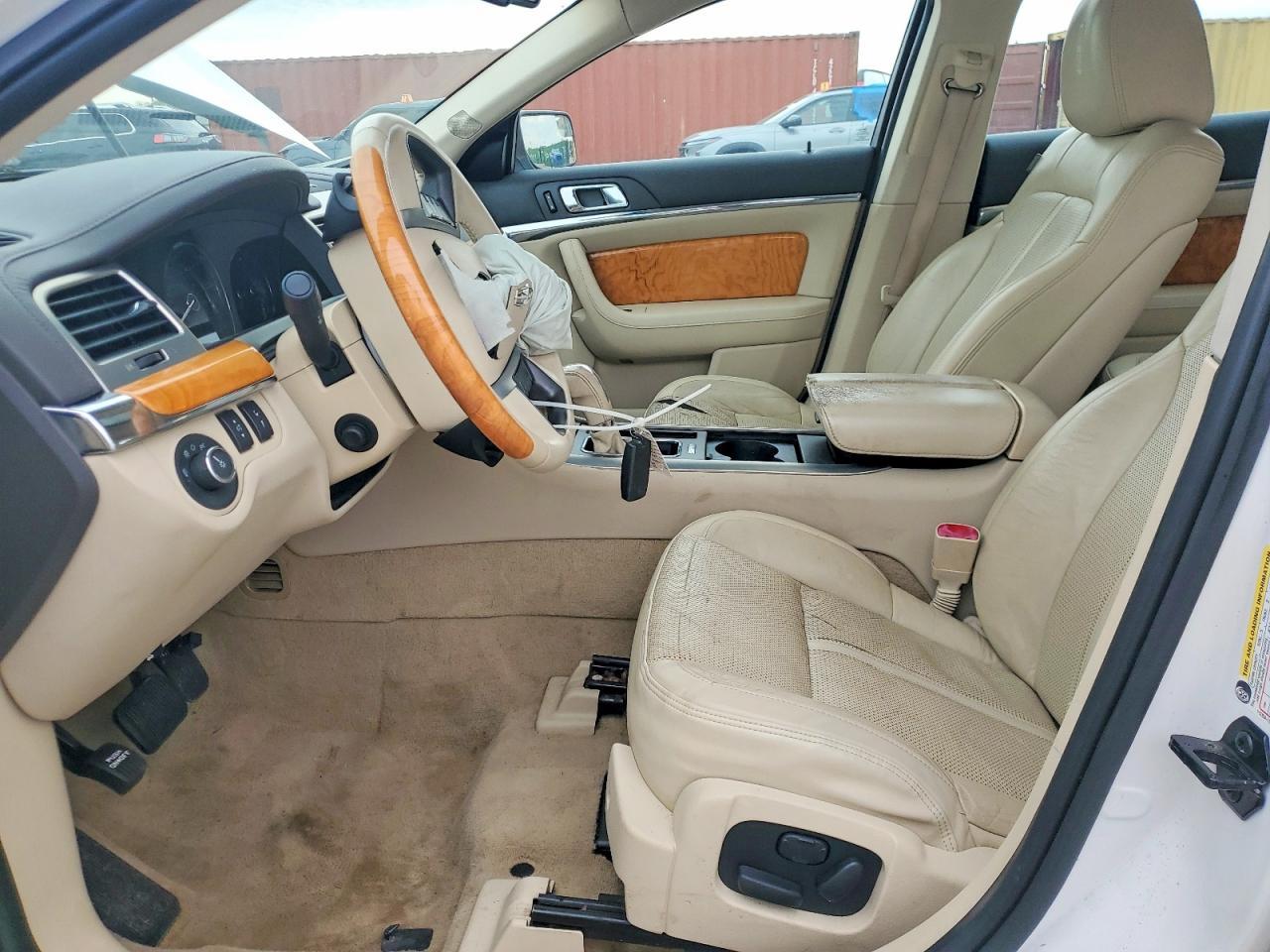 2010 LINCOLN MKS photo 13