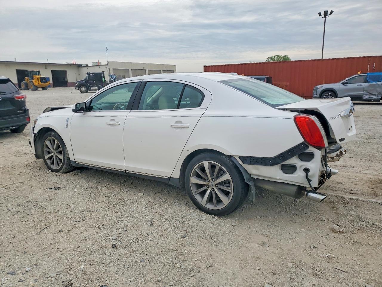 2010 LINCOLN MKS photo 3