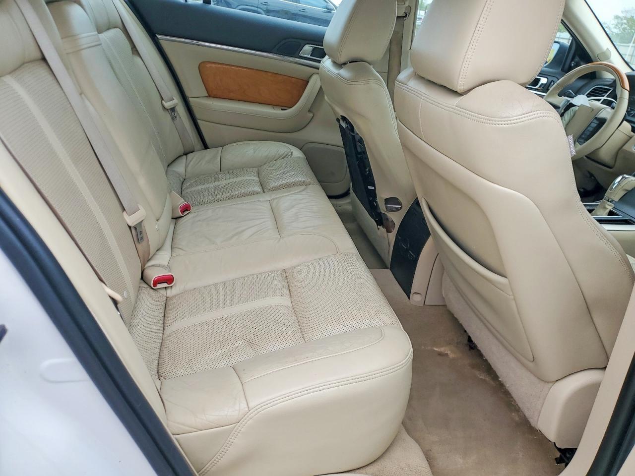 2010 LINCOLN MKS photo 19