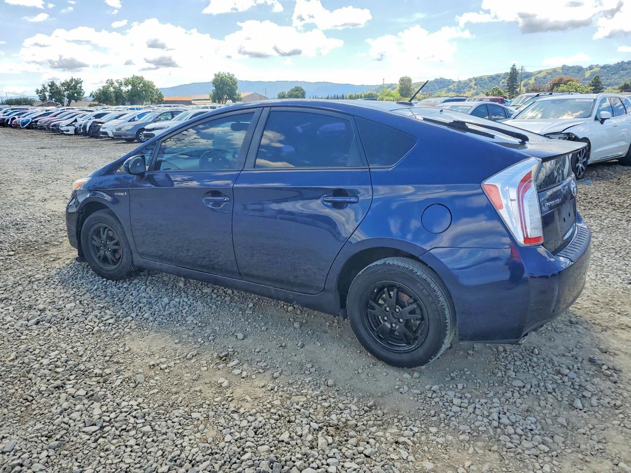 2015 TOYOTA PRIUS photo 2