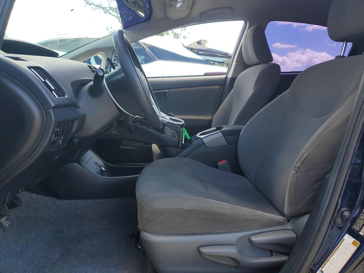 2015 TOYOTA PRIUS photo 7