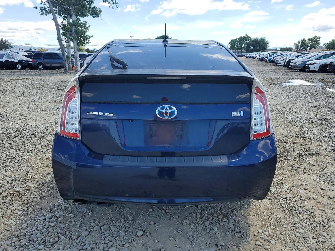 2015 TOYOTA PRIUS photo 6