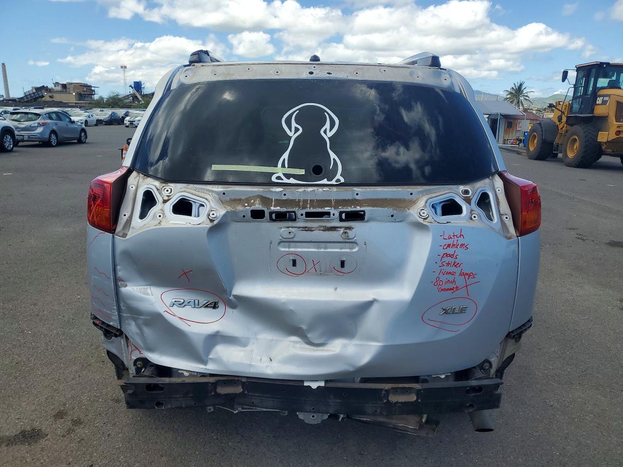 2015 TOYOTA RAV4 XLE photo 16