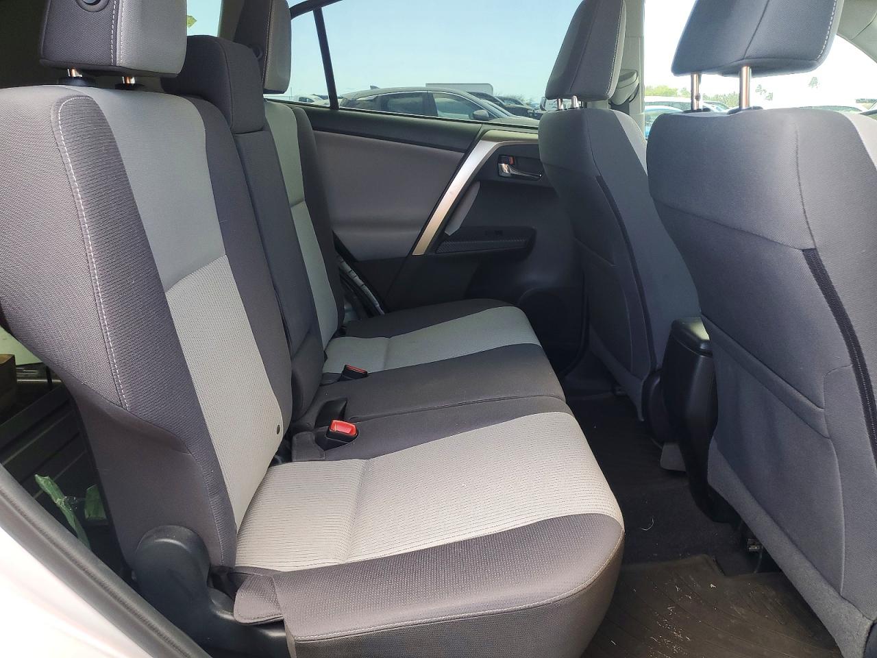 2015 TOYOTA RAV4 XLE photo 31