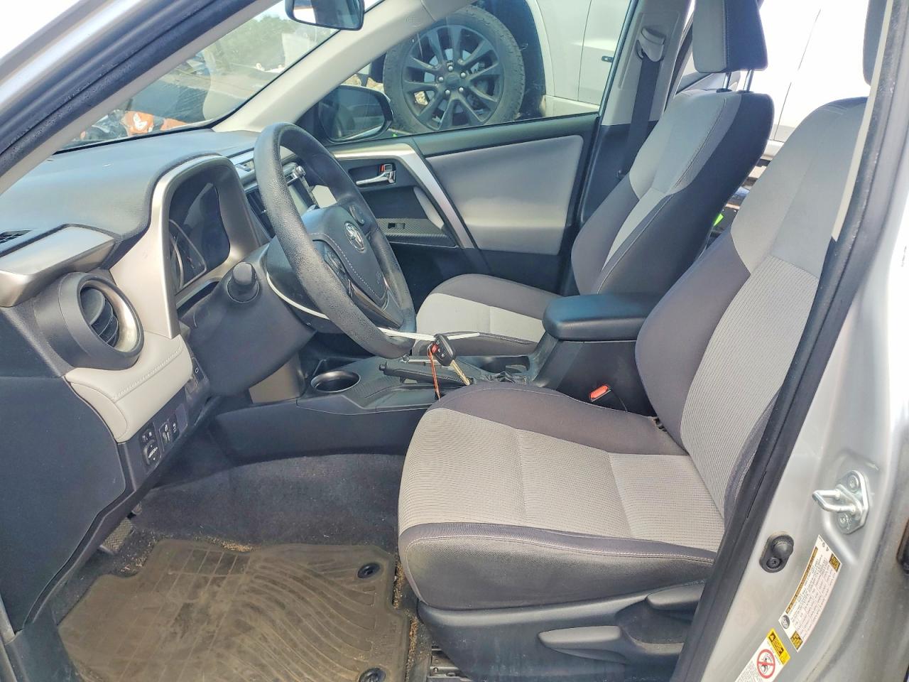 2015 TOYOTA RAV4 XLE photo 19