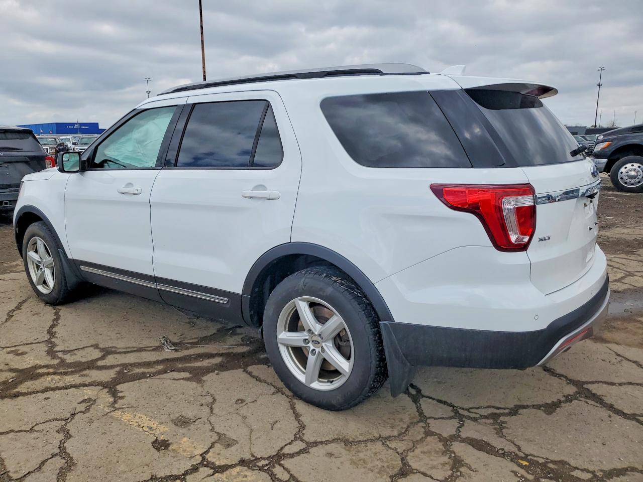 2017 FORD EXPLORER XLT photo 4