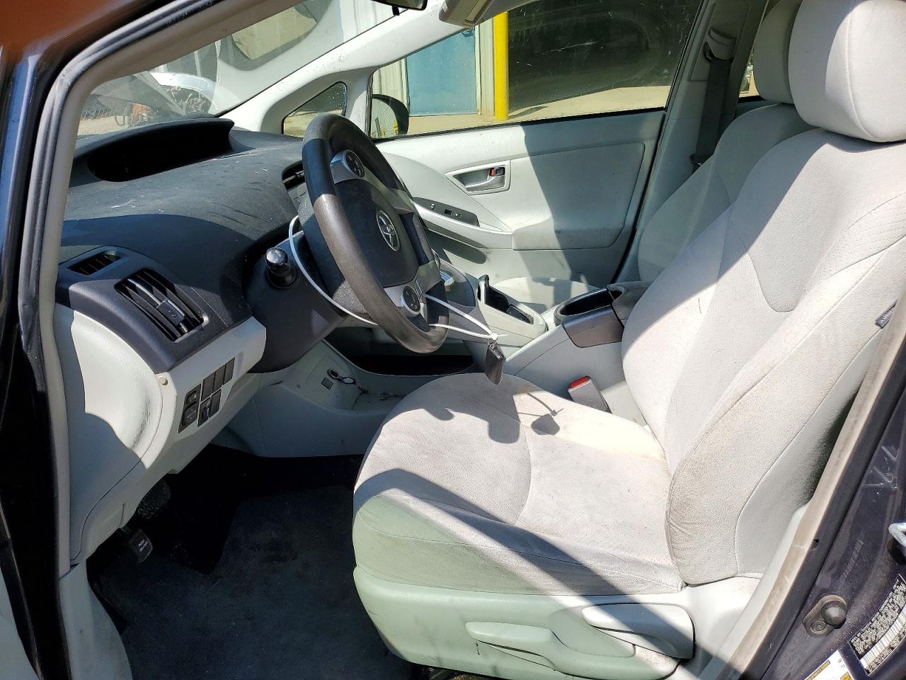 2015 TOYOTA PRIUS TWO photo 13