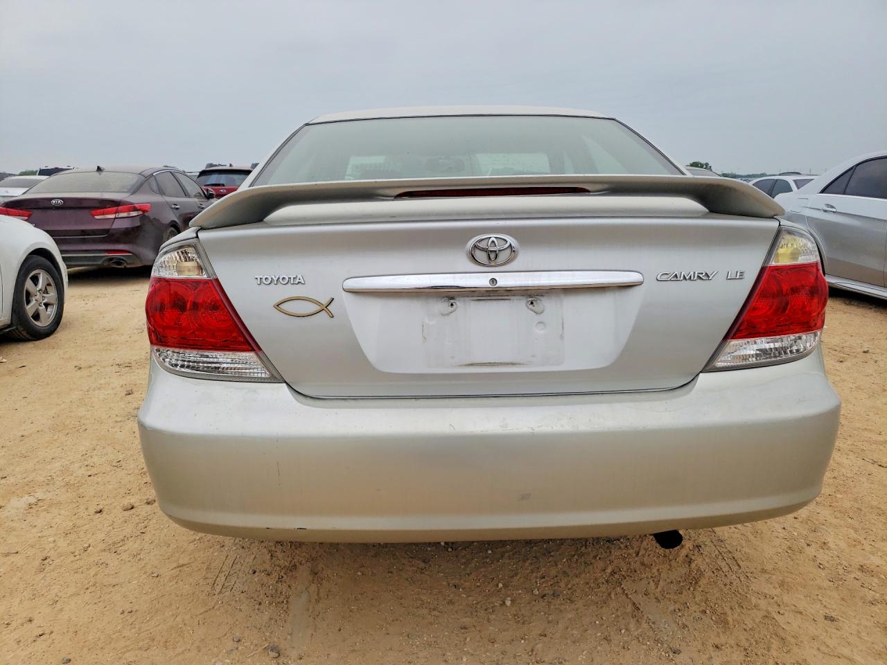 2005 TOYOTA CAMRY LE photo 11
