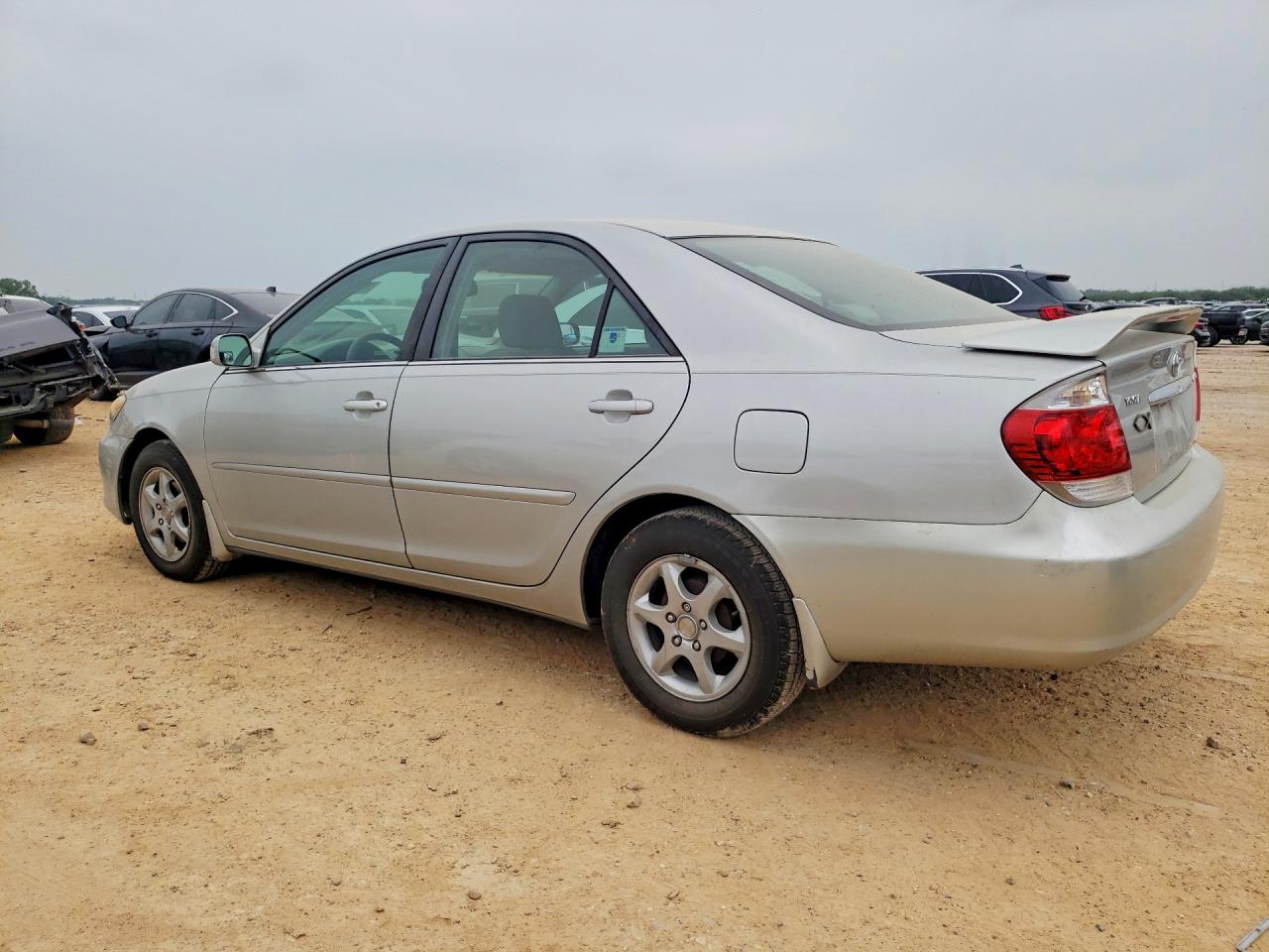 2005 TOYOTA CAMRY LE photo 3