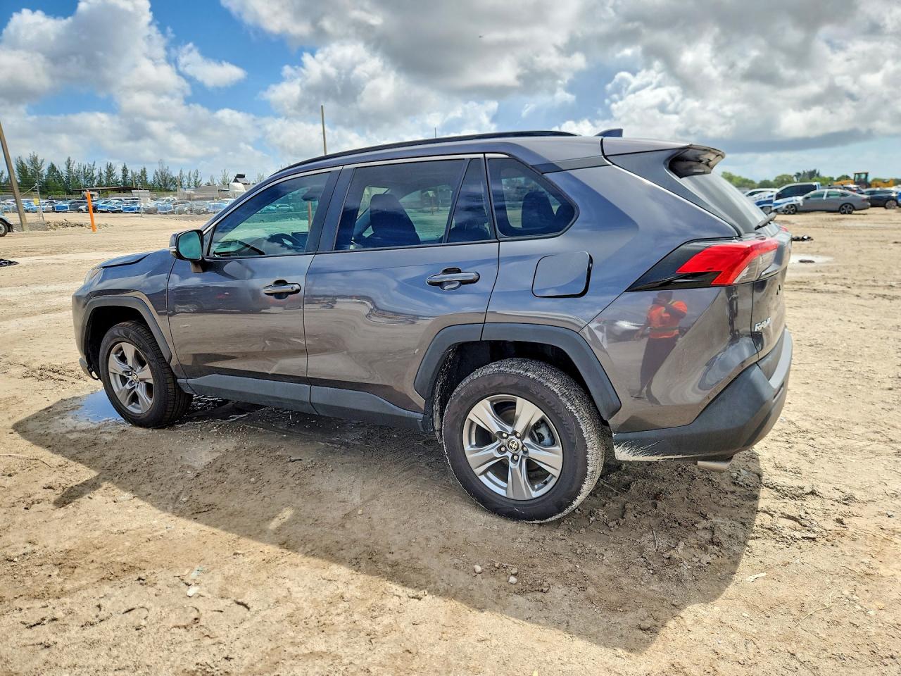 2022 TOYOTA RAV4 XLE photo 3