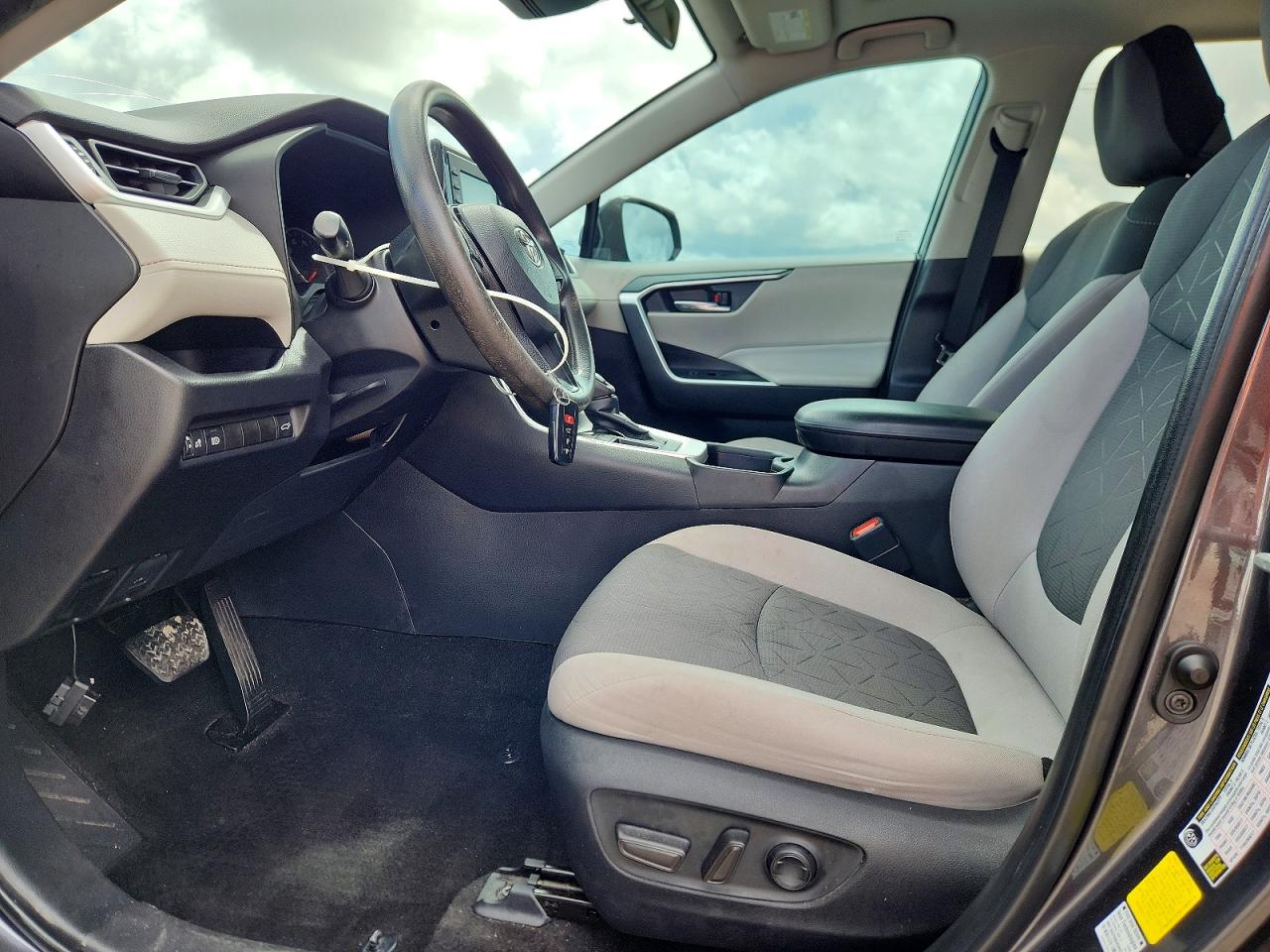 2022 TOYOTA RAV4 XLE photo 13