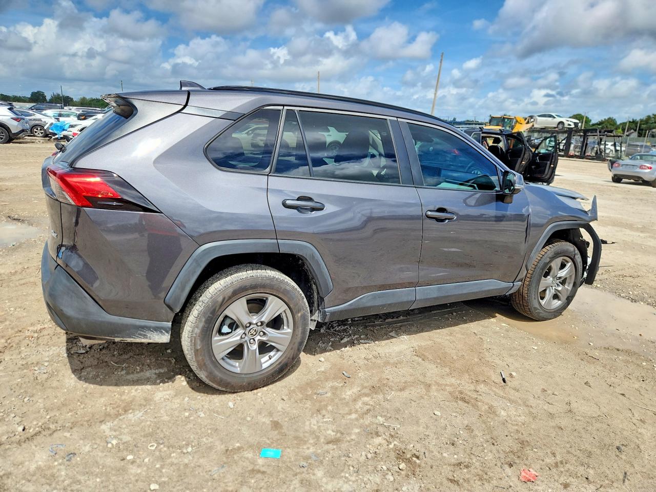 2022 TOYOTA RAV4 XLE photo 5
