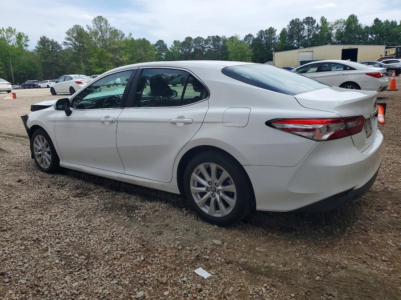 2018 TOYOTA CAMRY LE photo 2