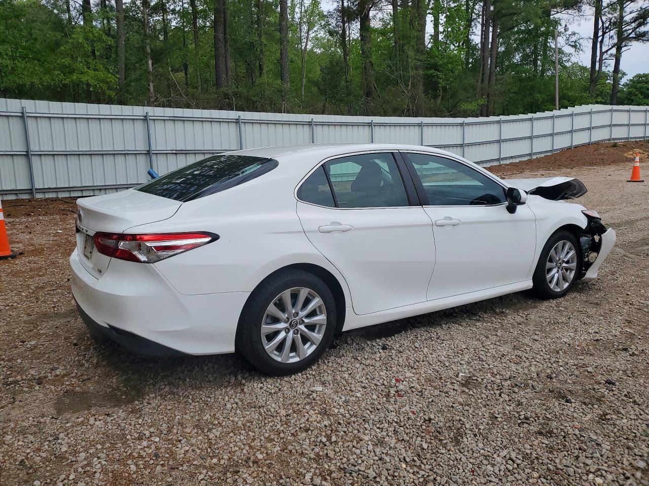 2018 TOYOTA CAMRY LE photo 3