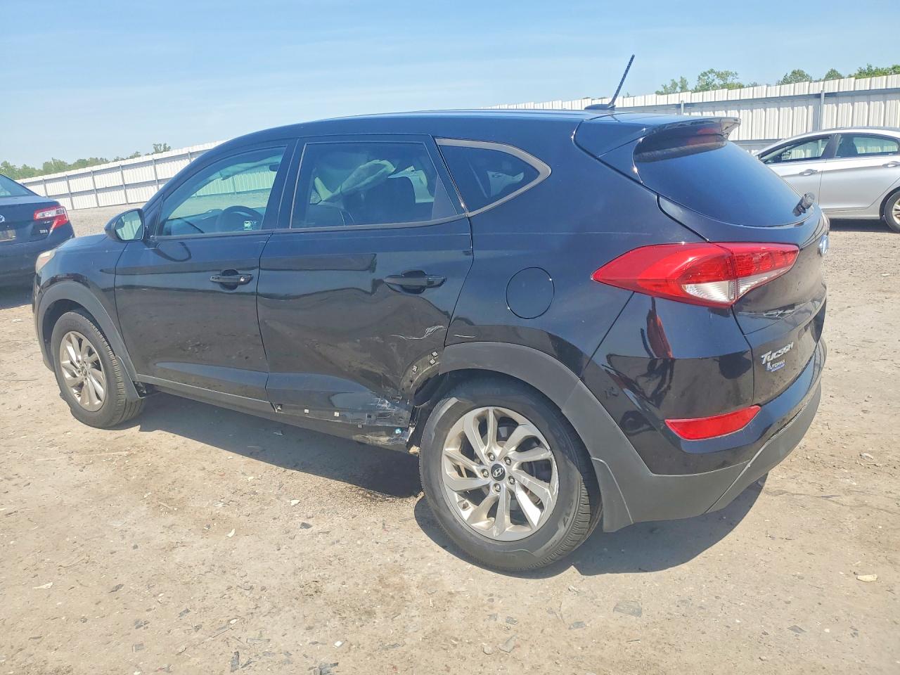 2017 HYUNDAI TUCSON SE photo 4