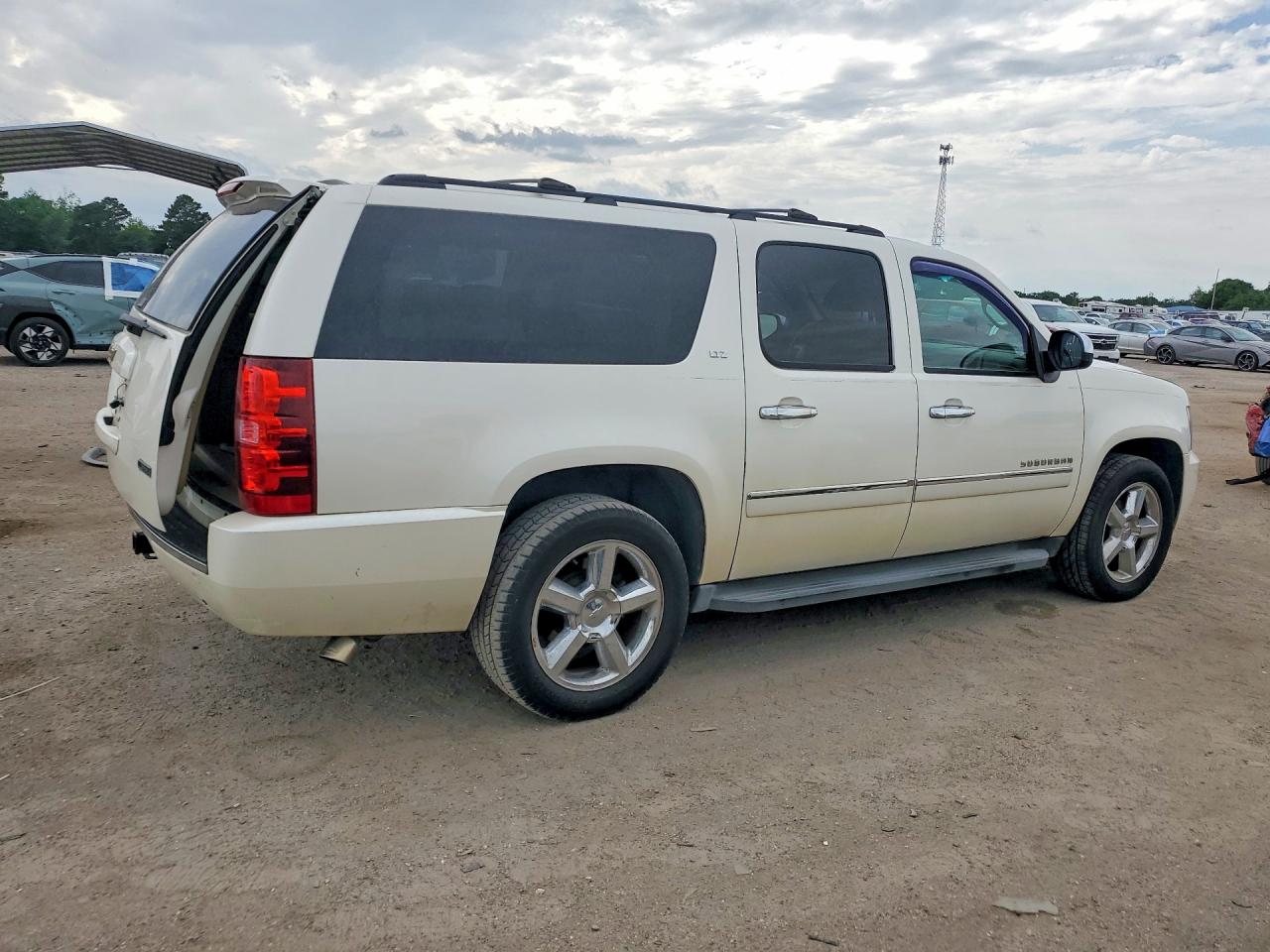 2011 CHEVROLET SUBURBAN C1500 LTZ photo 5