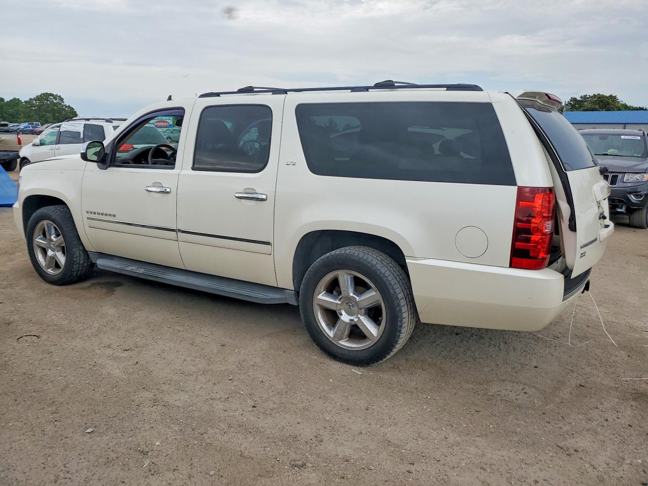 2011 CHEVROLET SUBURBAN C1500 LTZ photo 3