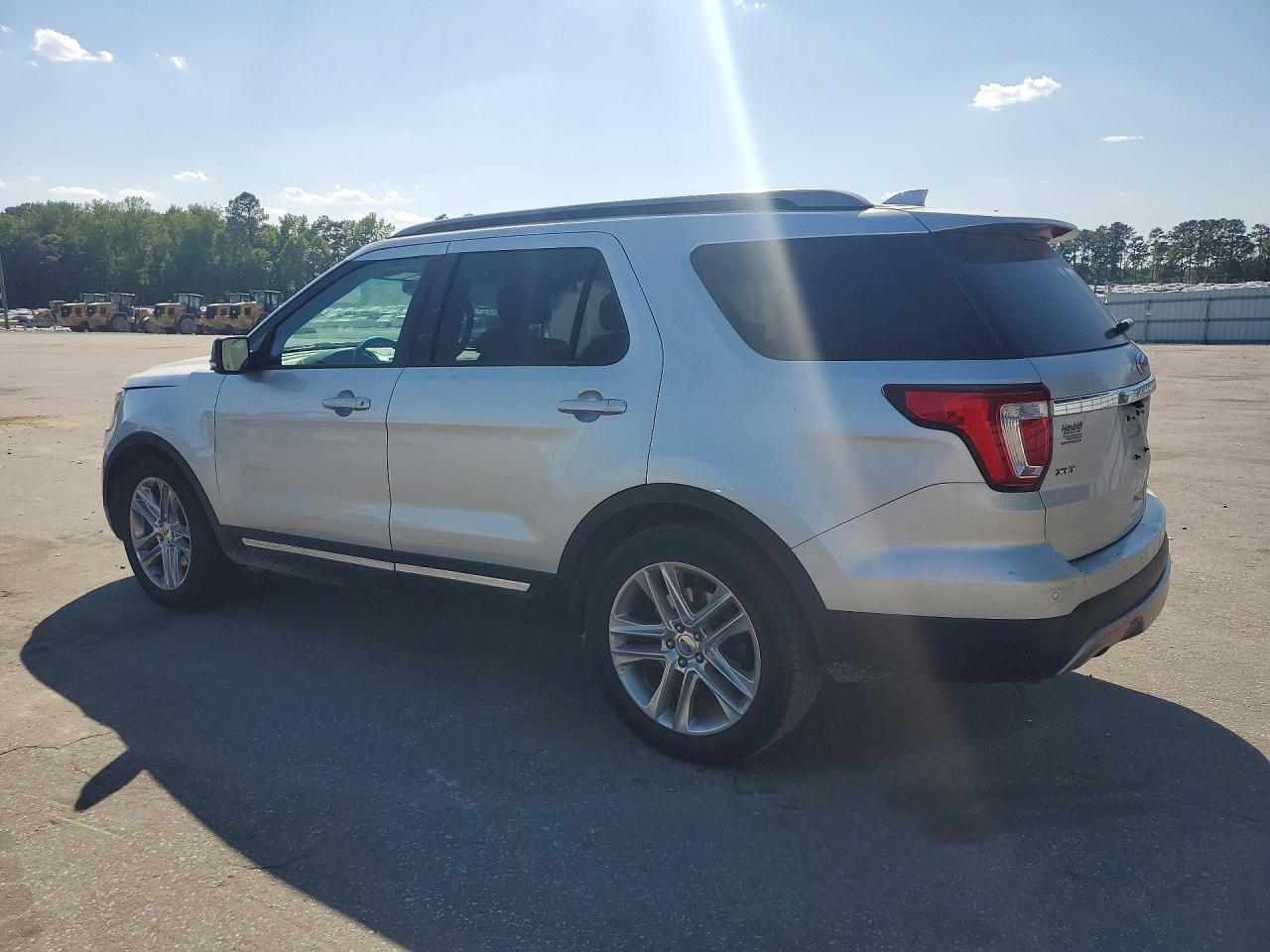 2017 FORD EXPLORER XLT photo 3