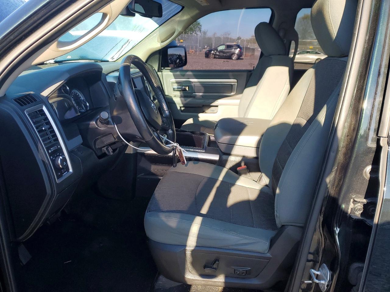 2015 RAM 1500 SLT photo 13