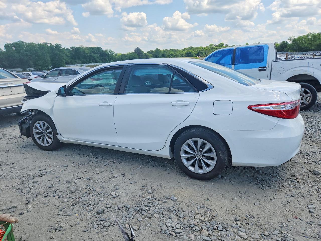 2015 TOYOTA CAMRY LE photo 3