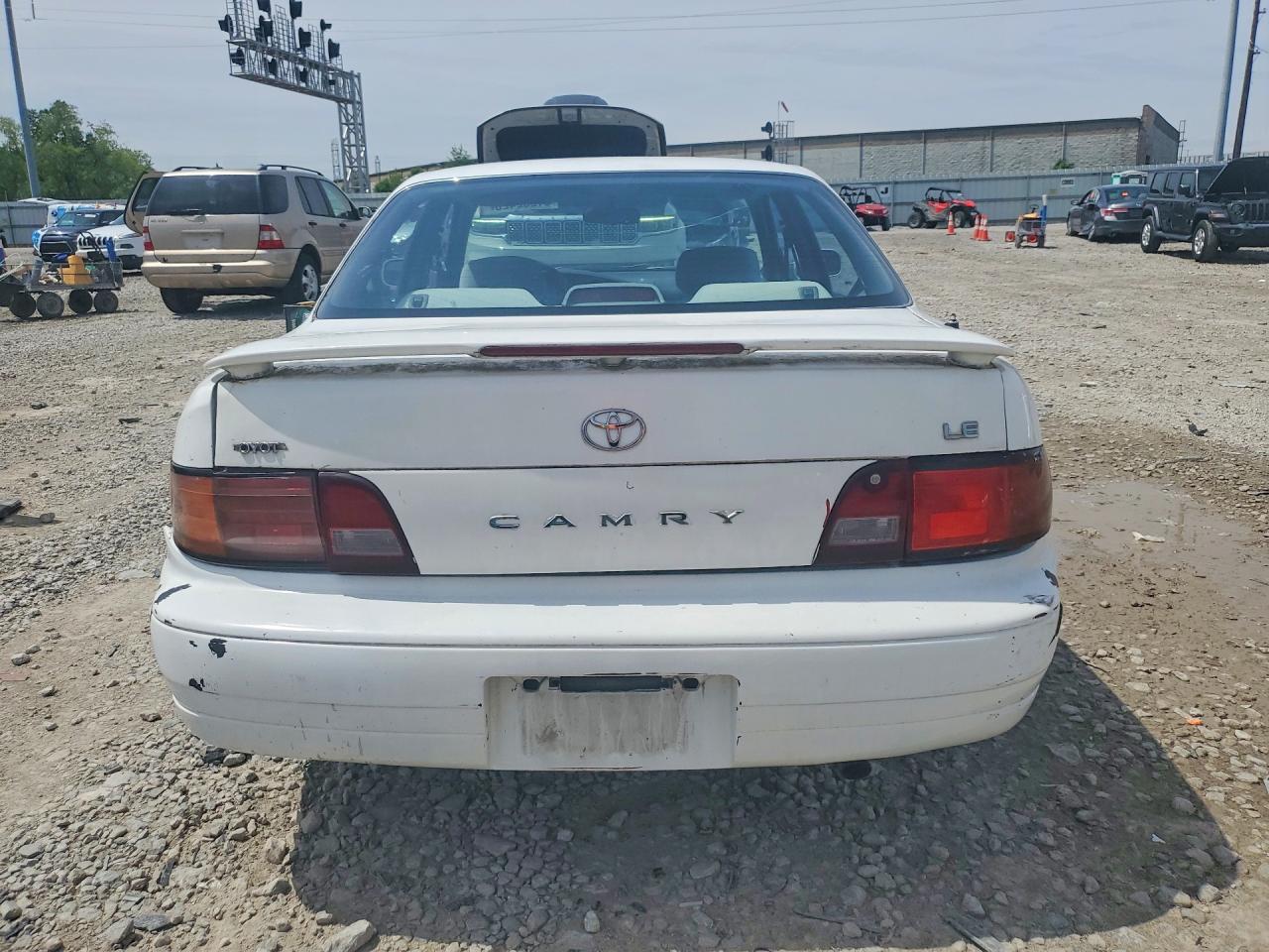 1996 TOYOTA CAMRY LE photo 11