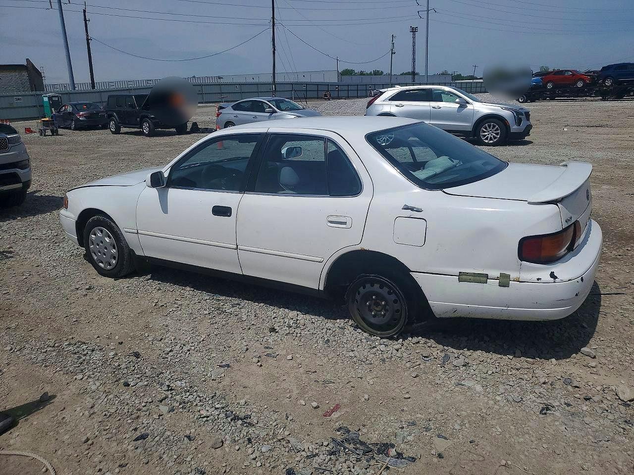 1996 TOYOTA CAMRY LE photo 3