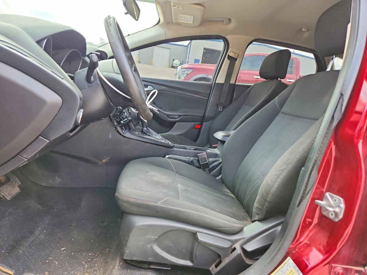 2015 FORD FOCUS SE photo 13