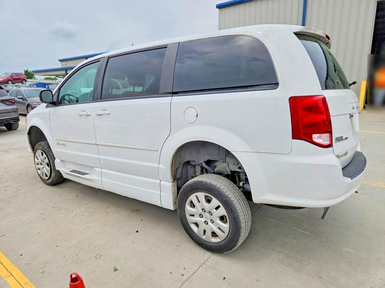 2015 DODGE GRAND CARAVAN SE photo 3