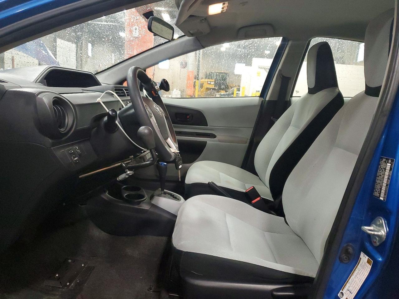 2013 TOYOTA PRIUS C ONE photo 13
