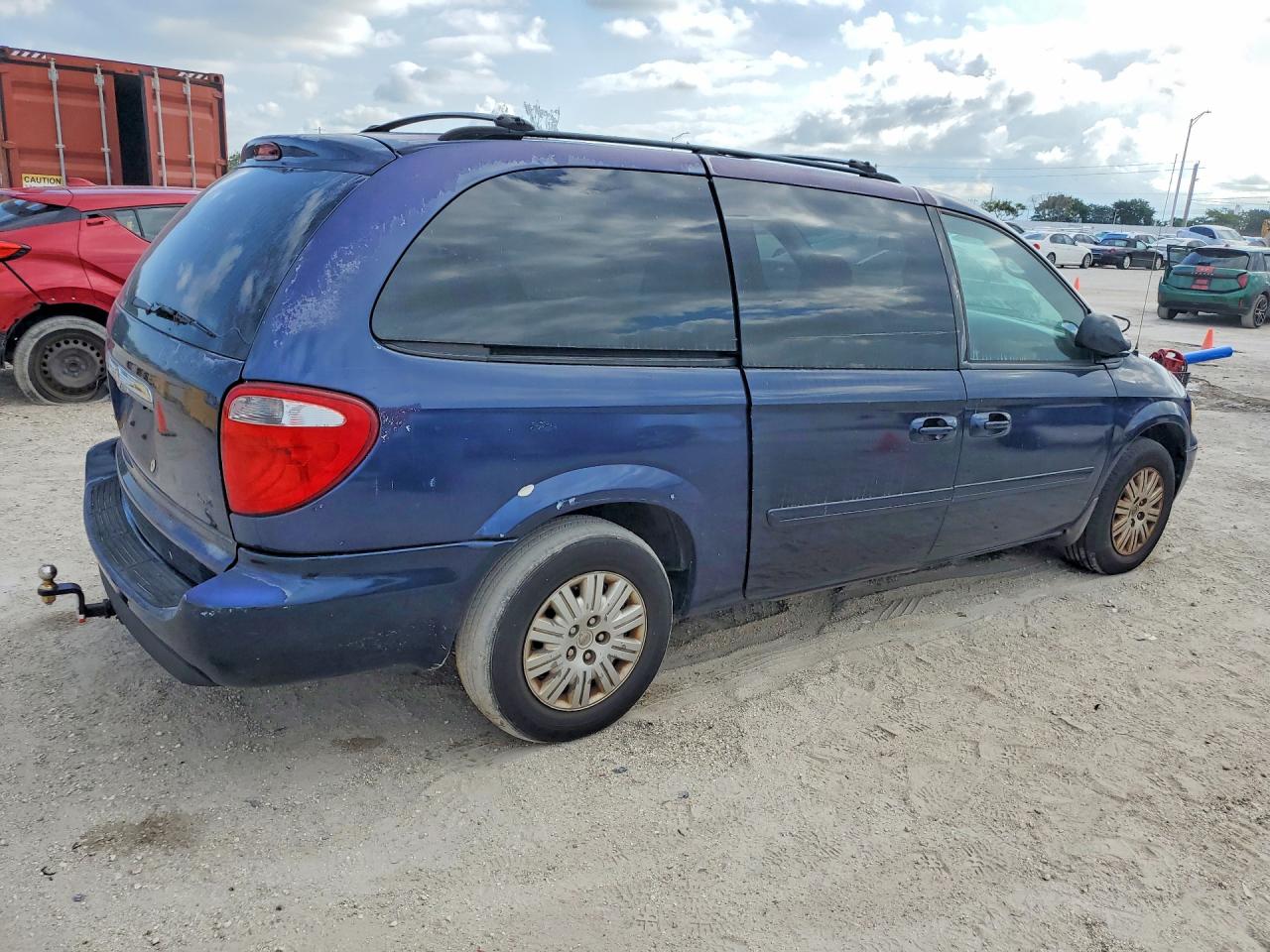 2006 CHRYSLER TOWN & COUNTRY LX photo 5