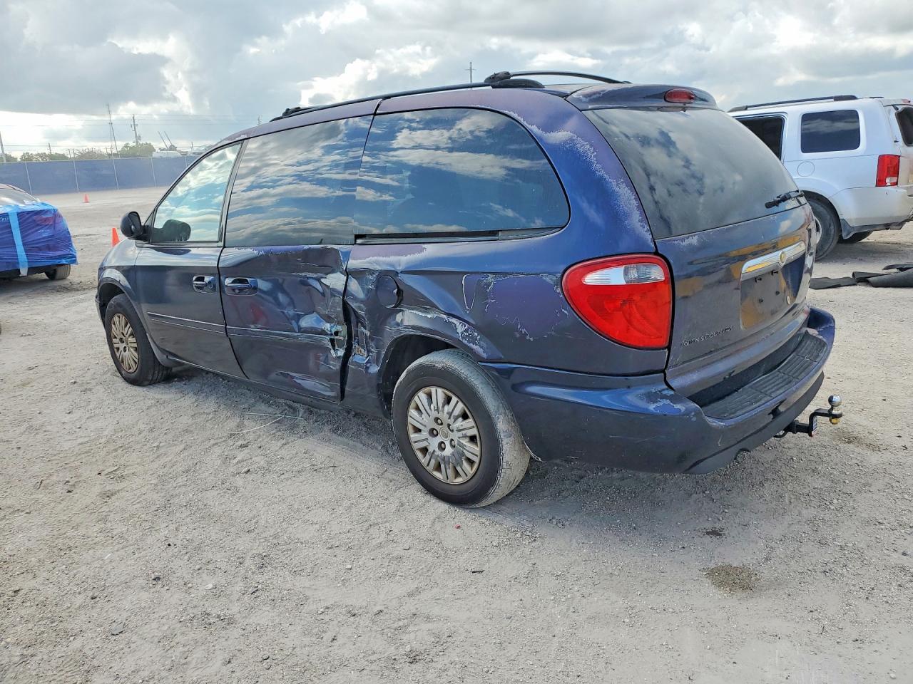 2006 CHRYSLER TOWN & COUNTRY LX photo 3